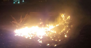 بالصور.. حريق مخلفات "مصرف السيل" فى أسوان