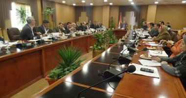 رئيس جامعة المنصورة يشدد على عدم فرض الكتاب الجامعى