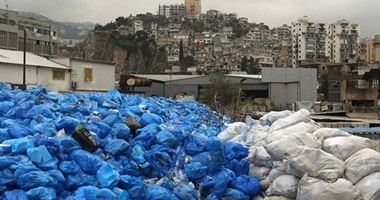 شبان لبنانيون يحرقون شاحنة احتجاجًا على وضع النفايات فى دوحة عرمون
