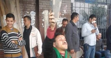 مواطن يرفع حذاءه فى وجه المشاركين بوقفة هيكلة الداخلية: "عاوزين تخربوا البلد"