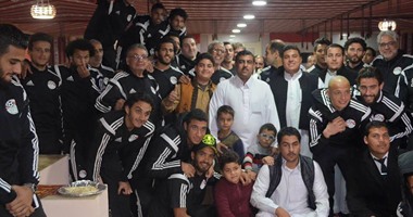 بالصور.. وصلة غناء فى عشاء المنتخب قبل مواجهة بوركينا فاسو