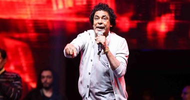 الكينج يغنى "ساعات ساعات" لصباح ويخاطب الطلاب: الوطن حب