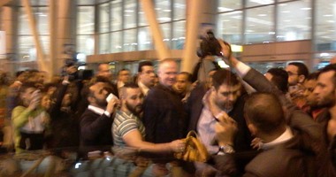 جماهير الزمالك تستقبل المدير الفنى الجديد بمطار القاهرة