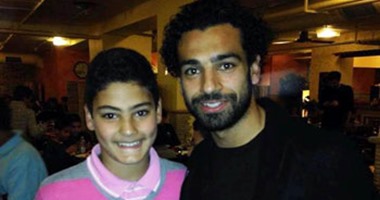 بالصور.. محمد صلاح يُهدى نجل مدير المنتخب قميص "روما" بعد ثنائية باليرمو