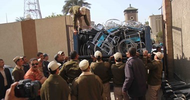 بالصور.. الداخلية تواصل مراعاة البعد الإنسانى.. وفد من الوزارة يزور الطالبة المصابة فى مهاجمة بؤرة إرهابية بالهرم.. وينسق مع جامعة القاهرة لتأجيل امتحاناتها.. وإهداء كراسى متحركة لذوى الاحتياجات