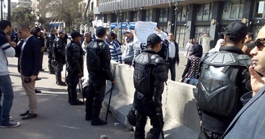 بالصور.. قوات الأمن تفرض كردونا أمنيا أمام البرلمان