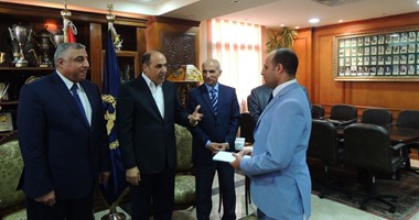 مساعد وزير الداخلية للأمن العام يكرم 4 ضباط بالمنوفية لتفانيهم فى عملهم