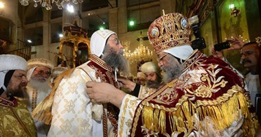 بالفيديو والصور.. البابا تواضروس يلبس الأنبا أنطونيوس زى الأساقفة ويرسمه مطرانًا للقدس