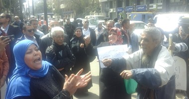 وصلة سباب وضرب بين سيدة وموظف تابع لتوفيق عكاشة أمام بوابة البرلمان‎
