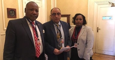 بالصور.. وفد شعبى يسلم رئيس البرلمان مذكرة موقعة للمطالبة بفصل "عكاشة"