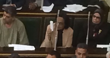 بالصور.. لميس جابر تلعب دور مصور الفيديو لكلمات النواب بجلسة أزمة "عكاشة"