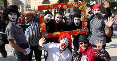 بالصور.. بهلوانات السعادة "نص بيضحك والثانى فرحان".. شباب ينشرون البهجة فى شوارع القاهرة بشخصيات الجوكر والمونولجيست.. وشعارهم "ابسط بقى وافردها يا عم".. صاحب الفكرة: ظروفى قوتنى والتشاؤم تحول لأمل