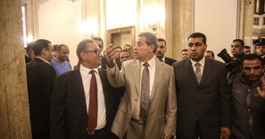 بالصور.. نواب يصطحبون توفيق عكاشة لمكتب وكيل المجلس بعد ضربه بالحذاء