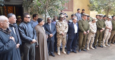 بالصور.. محافظ المنوفية يتقدم جنازة شهيد انفجار مدرعة العريش