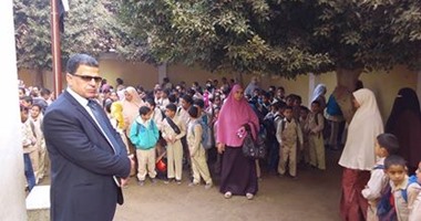 بالصور..إحالة 10 معلمين بمدرسة فى بنى سويف لتحقيق داخلى لتأخرهم عن الطابور