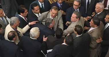 انتفاضة إلكترونية لدعم كمال أحمد على تويتر.. ضرب توفيق عكاشة بـ"الجزمة" يضع اسمه فى المقدمة.. خالد صلاح: جزمته أشرف جزمة على رأس الاختراق الإسرائيلى للبرلمان.. مغردون: "جزمة عم كمال" لازم تتحط فى متحف