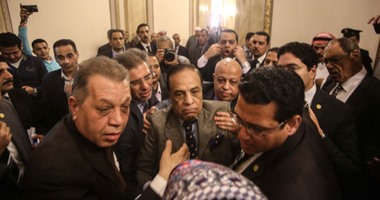 بالصور.. "شيخ البرلمانيين" يواصل مشوار النضال بـ"الجزمة فى وجه عكاشة" .. "كمال أحمد" أول المعارضين لاتفاقية كامب ديفيد.. وصاحب واقعة "البيضة" أمام السادات.. و معاصر "النواب" بـ4 دورات مختلفة