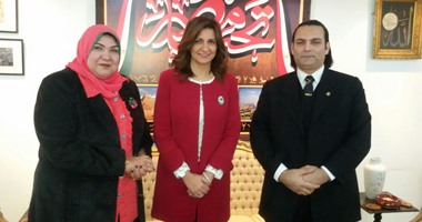 بالصور.. وزيرة الهجرة تستقبل مواطنا بعد حل مشكلته مع كفيله بالسعودية