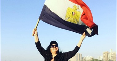 بالفيديو.. فيفى عبده ترفع "علم مصر" فى نزهة نيلية.. وتهتف: معانا ربنا