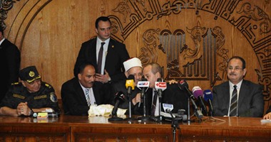 بالصور.. وزير الداخلية يشهد عقد قران ضابط سيناء المصاب على عروسته عبر الكونفراس بمسجد الشرطة.. العريس من لندن لعروسته: "ستظل حبيبتى ولن نهدأ حتى نهزم الإرهاب".. والعروسة ترد: "لن أتخلى عنك"
