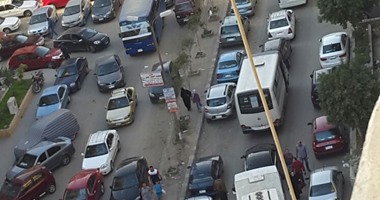 زحام مرورى بمحور صلاح سالم اتجاه الفردوس بعد انقلاب سيارة ملاكى 