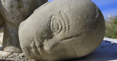 أوكرانى يصنع أعمالا فنية من مواد تالفة ويقيم بها متحفا مفتوحا