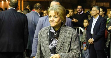 فايزة أبو النجا تغادر القاهرة متجهة إلى فيينا