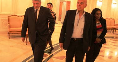 مجدى يعقوب يصل سلطنة عمان للمشاركة بمؤتمر الطب المتقدم 