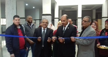 رئيس جامعة الفيوم يفتتح معرضا مدعما للملابس لطلاب الجامعة