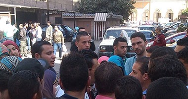 طلاب معاهد التمريض الخاصة ينظمون وقفة احتجاجية أمام وزارة الصحة