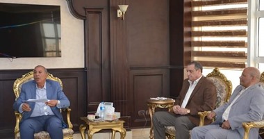 محافظ البحر الأحمر يبحث توصيل الغاز الطبيعى لشمال الغردقة