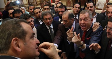 الغضب يعصف بالبرلمان بسبب"دعم مصر"..المجلس يوافق على تشكيل الائتلاف بـ25% من الأعضاء..وانسحاب نواب المصريين الأحرار وائتلاف 25-30..ووكيل المجلس يوقع مذكرة بمقاطعة الجلسات..وطرد نائبين بالجلسة المسائية