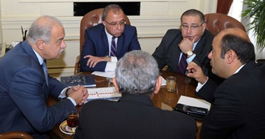 رئيس الوزراء يتابع تطوير المجمعات الاستهلاكية وحل أزمة المصانع المتعثرة