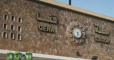 سكك حديد قنا تسلم حقيبة بها مشغولات ذهبية ونقود لسيدة فقدتها بقطار الصعيد