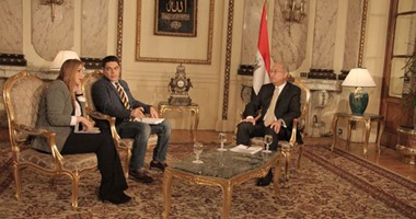 رئيس الوزراء: أعمل 16 ساعة يوميا و"بنام ودماغى شغالة"