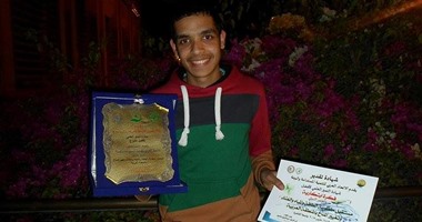 طالب جامعى يبتكر طريقة لتوليد الكهرباء من حركة السيارات.. الاختراع يعتمد على وضع توربينات كهرومغناطيسية بالشوارع فتتنافر القوة الممغنطة عند مرور المركبات وتولد التيار.. والمخترع: نفسى الدولة تدعمنى