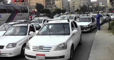سائقو التاكسى يحتجون على شركات النقل الخاصة على الهواتف الذكية بوقفة غدا بميدان مصطفى محمود.. يطالبون بوقف "أوبر وكريم" وينادون بتغيير لون السيارات البيضاء الملاكى..ونشطاء ساخرون:"إحنا وهم هنحتج ضدكم"