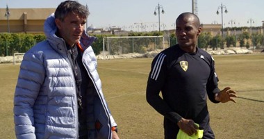 مالودا يحتفل مع لاعبى وادى دجلة بالفوز على الاتحاد