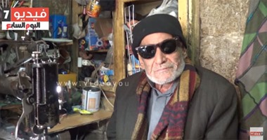 بالفيديو..الأسطى كريم.. يجيد ثلاث لغات ودبلومة فى إدارة المشروعات الصناعية ويعمل “مصلح أحذية”