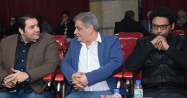 بالصور.. أسامة كمال وإسماعيل فاروق وعمر السعيد فى عزاء والد المخرج عصام نصار