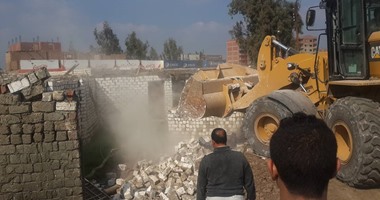 بالصور.. إزالة 13 حالة تعد على الأراضى الزراعية ببنها