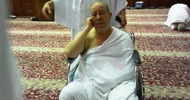 بالصور.. أبو رجيلة يؤدى مناسك العمرة