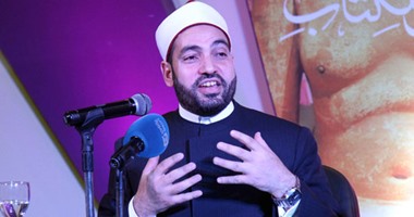 معركة بين سالم عبد الجليل وأحد الحاضرين فى معرض الكتاب بسبب نظرية دارون