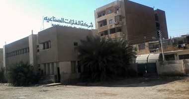 بالصور.. العاملون بـ"الغازات الصناعية" فى أسوان: أصبحنا فى الشارع بعد طردنا من الشركة وضياع حقوقنا.. المحتجون لـ"اليوم السابع": "فضلوا بيع المقر القديم بـ40 مليون جنيهاً ولا همهم العمالة"