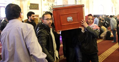 جثمان أحمد سيف الإسلام حسن البنا يصل مسجد "الرحمن الرحيم"