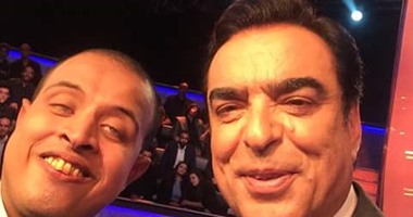 بالصور.. أبو طالب حكاية كفيف تحرر من ظلمة عينه واسترشد بنور عقله