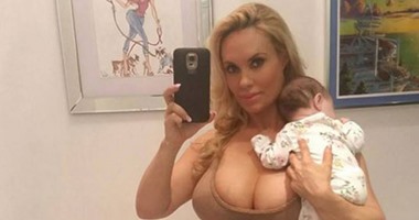 كوكو أوستين تنشر صورة سيلفى بالملابس الداخلية برفقة طفلتها