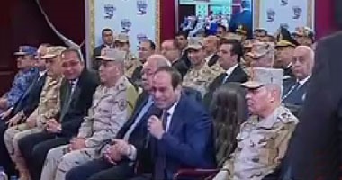 السيسي يواصل إطلاق مشروعات بناء مصر الحديثة.. الرئيس يسلم عقود تمليك وحدات سكنية لمستحقيها بـ6 أكتوبر.. ويخصص مليار جنيه لبناء 100 ألف وحدة إضافية.. وعن تصدع كوبرى سوهاج: "الخطأ مش مسموح"
