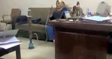 تداول صورة لموظفة تشرب الشيشة بمكتب الضرائب على المبيعات بالسويس