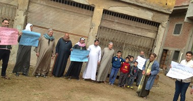 بالصور.. وقفة لأهالى كفر الشيخ احتجاجا على تأخر افتتاح مكتب بريد